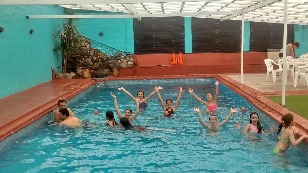 un grupo de personas en una piscina en Palmas del Lago en Villa Carlos Paz