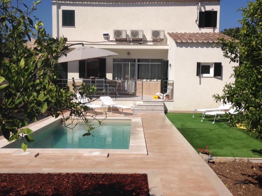 una casa con piscina en el patio en Pou de s'Alou, en Sineu