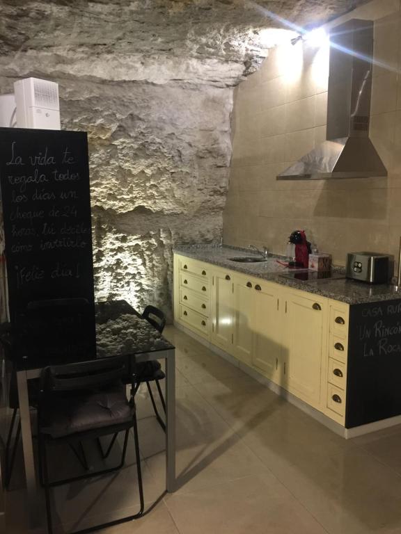 Kuchyň nebo kuchyňský kout v ubytování Casa Cueva Un Rincón en la Roca