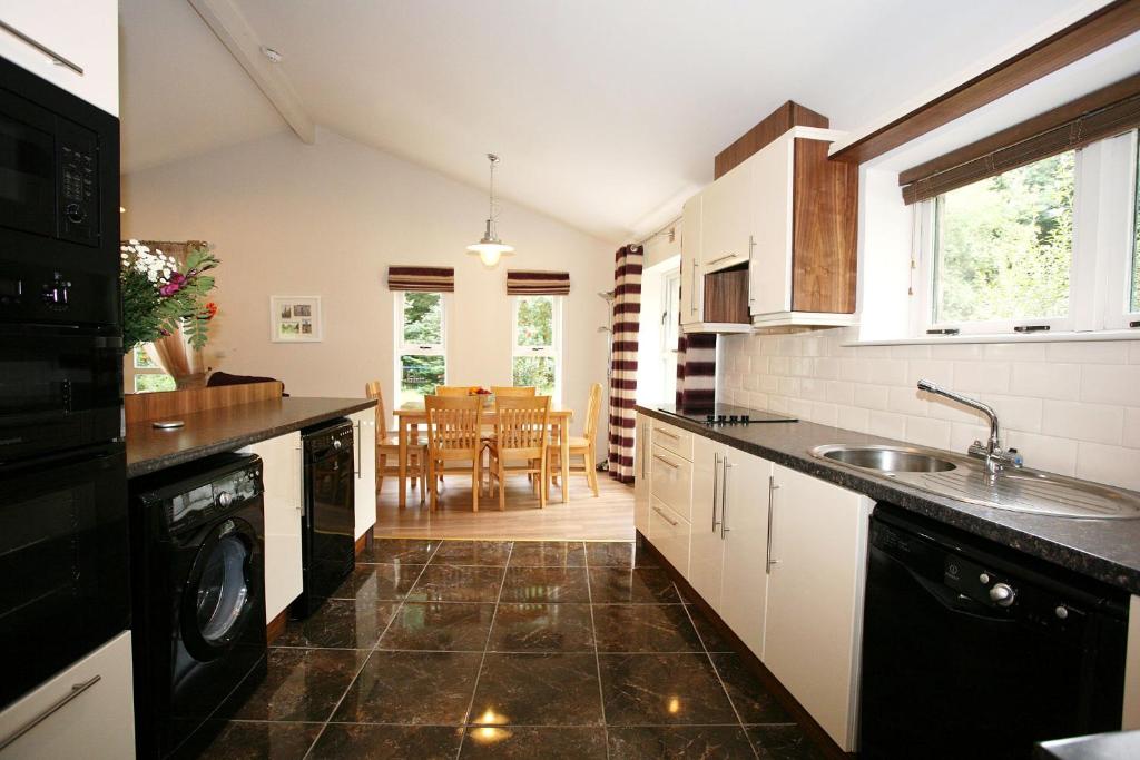 Kuchyň nebo kuchyňský kout v ubytování Ballyhoura Mountain Lodges