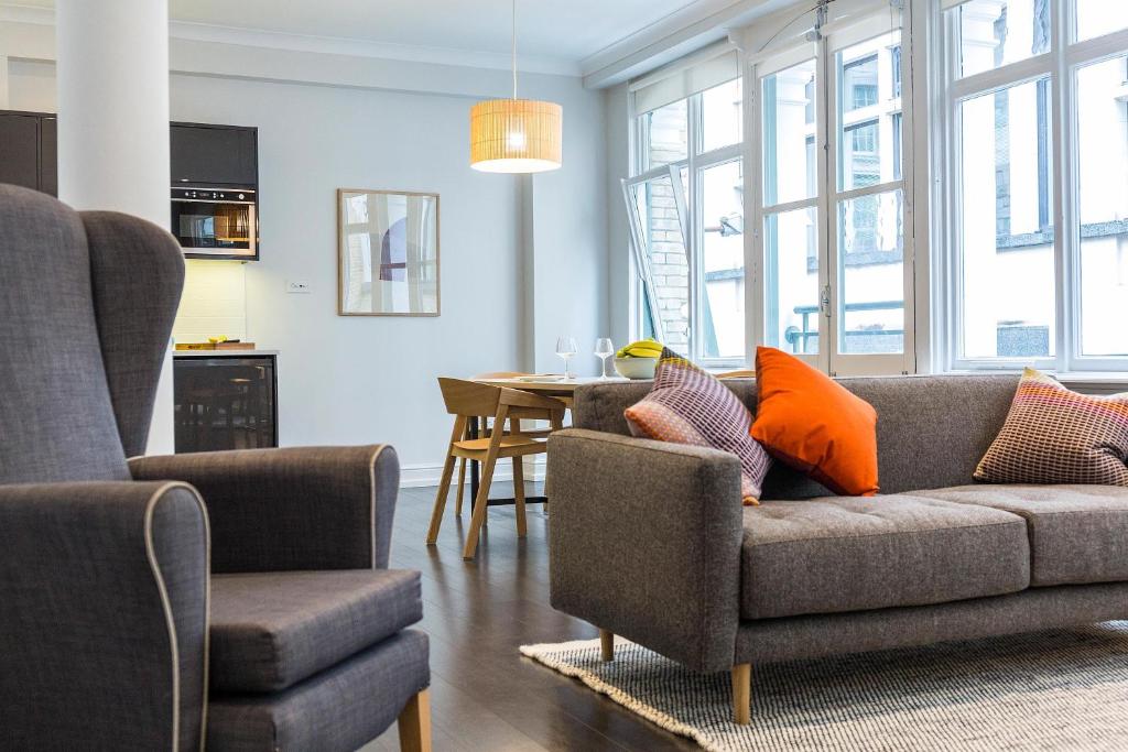 - un salon avec un canapé et deux chaises dans l'établissement Native Fenchurch Street, à Londres