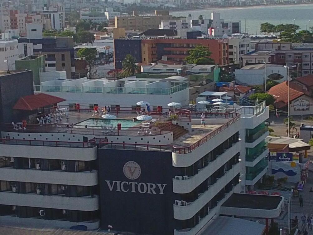 若昂佩索阿的住宿－Residencial Victory Business Flat，一座建筑的顶部设有一个游泳池