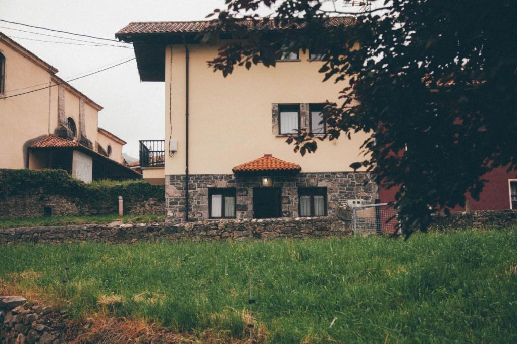 Casa con fachada de piedra y ventana en La Casina, en Cangas de Onís