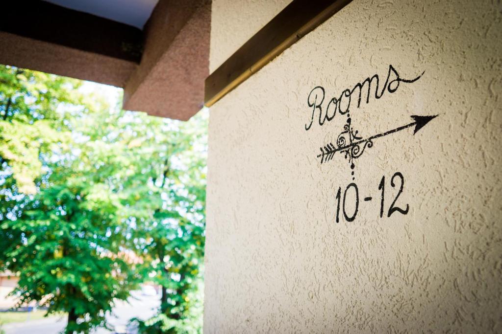 a wall with a sign that says leonine on it at Nest in Drobeta-Turnu Severin