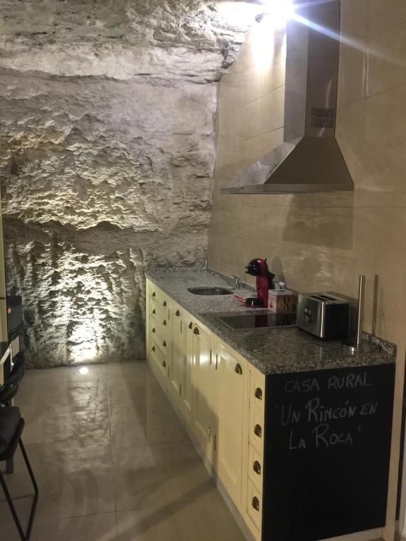 Kuchyň nebo kuchyňský kout v ubytování Casa Cueva Un Rincón en la Roca