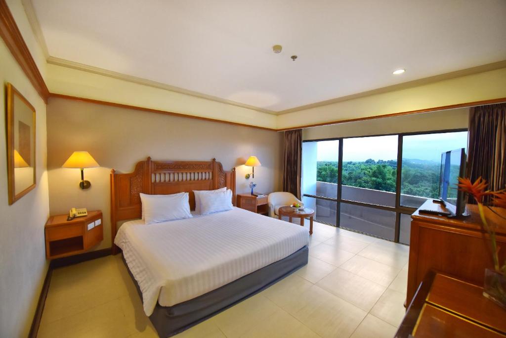 Postel nebo postele na pokoji v ubytování Loei Palace Hotel