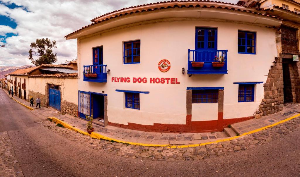 un edificio al lado de una calle en Flying Dog Hostel Cusco, en Cusco