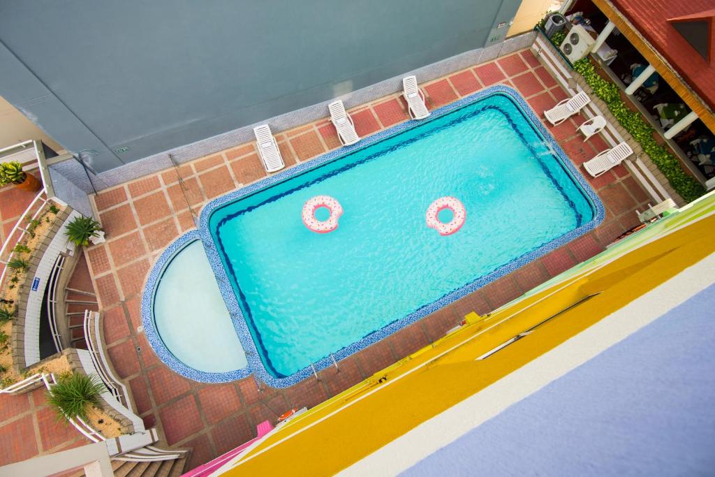 een uitzicht op een zwembad met twee otatie-apparaten bij Hotel Guane in Bucaramanga