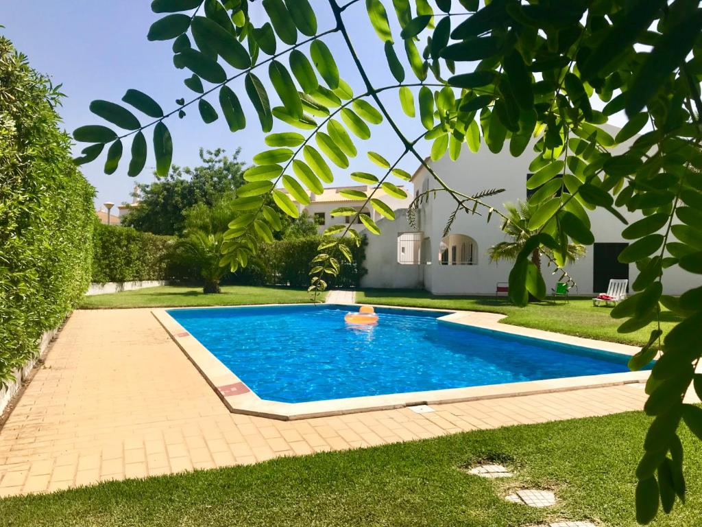 una piscina en el patio trasero de una casa en VILAMOURA FÉRIAS by Ethnic Ocean, en Vilamoura