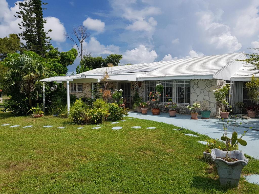 una casa con un jardín delante de ella en Bajamar Your Second Home Guest Property, en Freeport