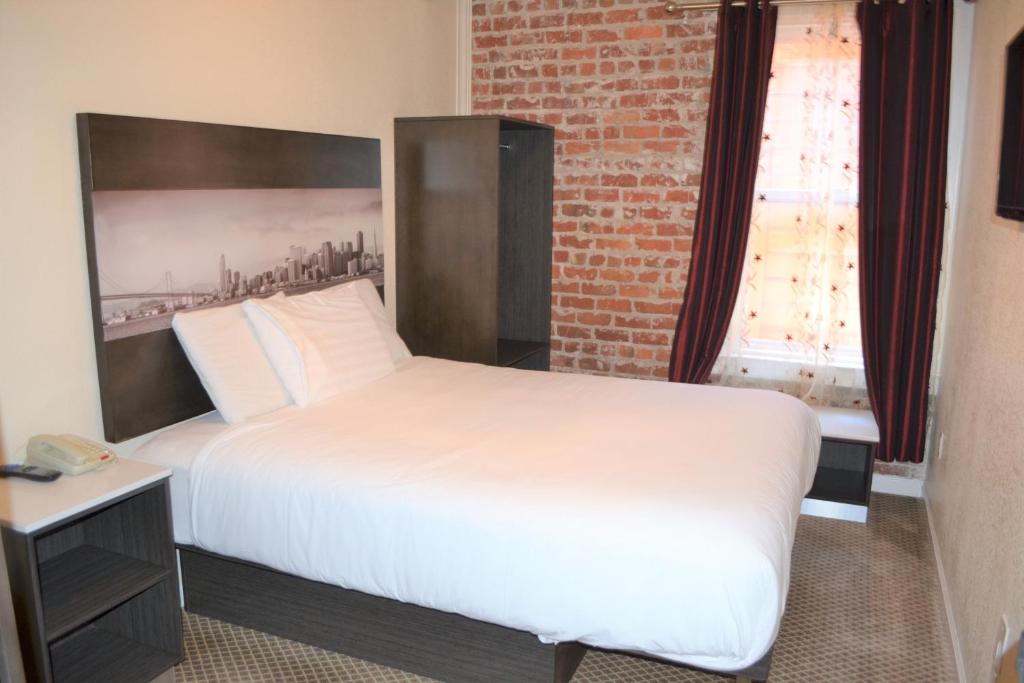 a hotel room with a bed and a tv at Inn on Folsom in San Francisco