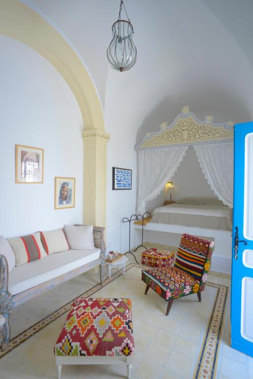 Een bed of bedden in een kamer bij Dar R'Bat, Maison d'Hôtes de charme