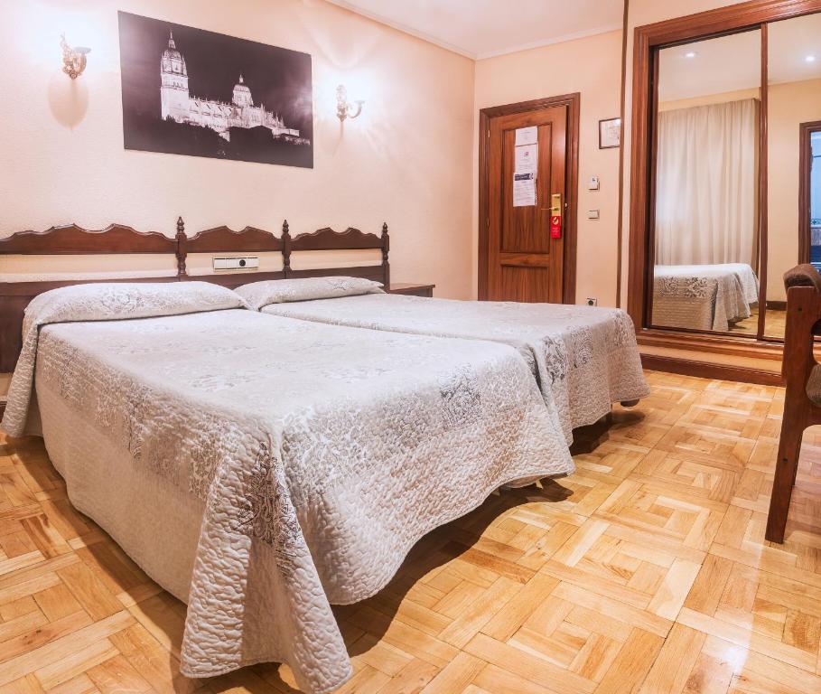 Postel nebo postele na pokoji v ubytování Hotel Castellano I