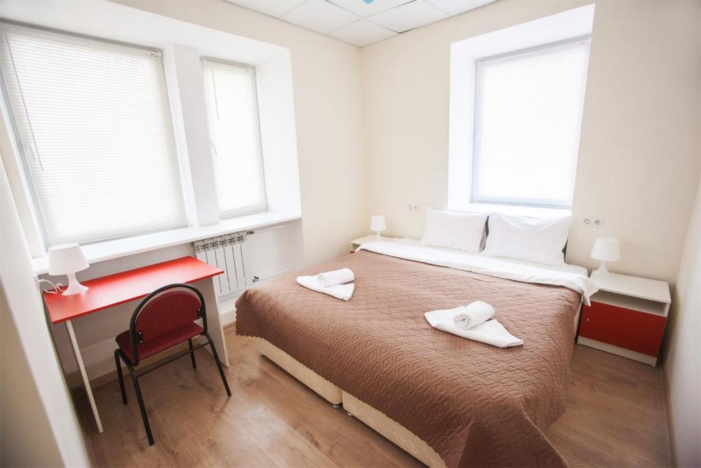 モスクワにあるFormula Za rulemのベッドルーム1室(ベッド1台、白いタオル2枚付)