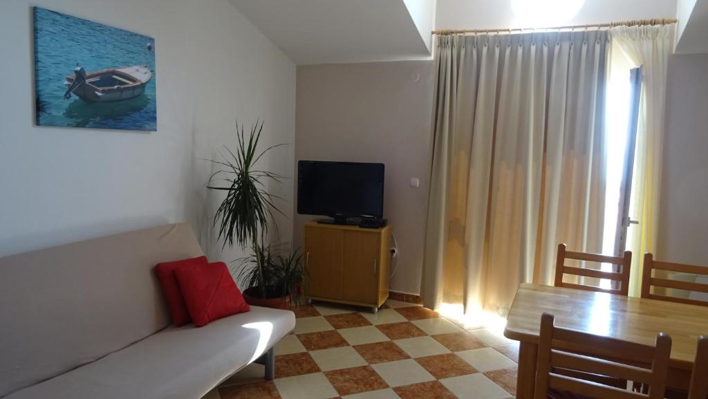 Televízia a/alebo spoločenská miestnosť v ubytovaní Apartments Primosten