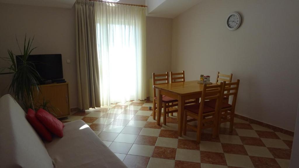 Televízia a/alebo spoločenská miestnosť v ubytovaní Apartments Primosten