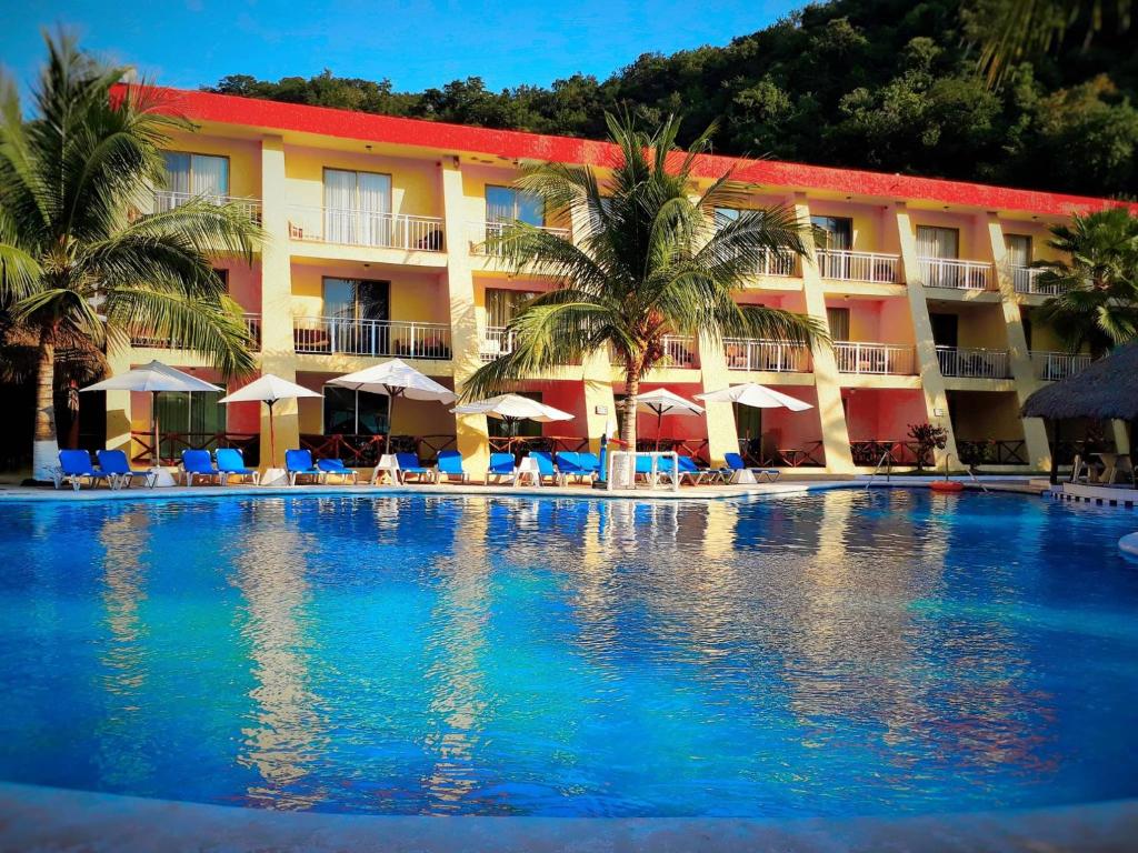 uma grande piscina em frente a um hotel em La Quinta Gran Bahía, Cuastecomates - Todo Incluido em Cuastecomate