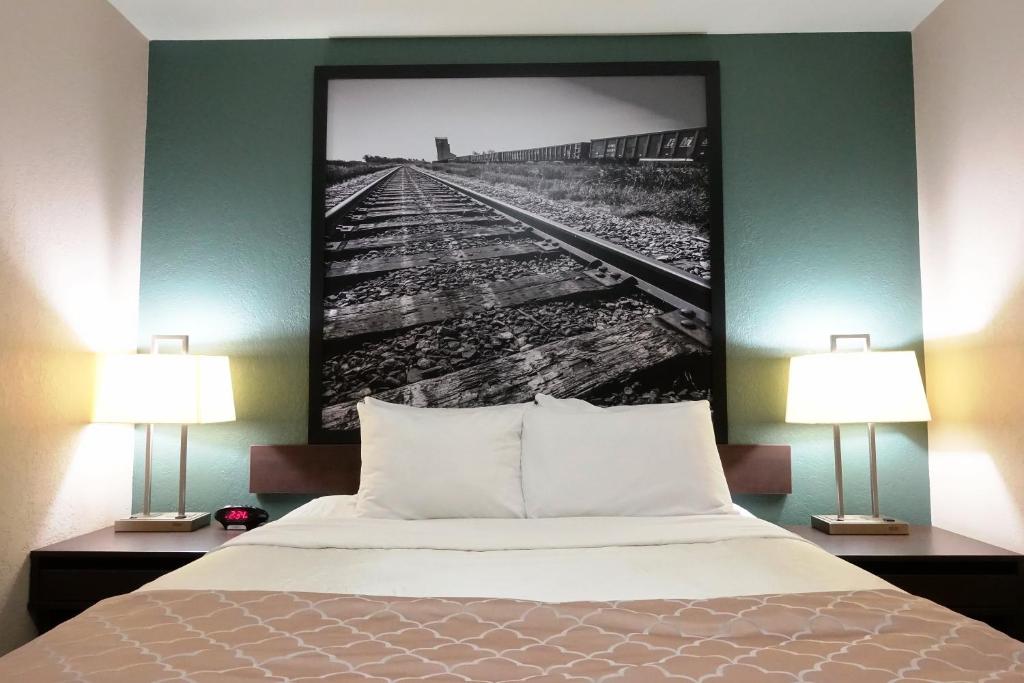 Postel nebo postele na pokoji v ubytování Super 8 by Wyndham Dauphin