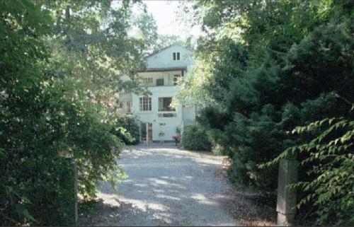 una gran casa blanca en medio de árboles en Charleroi Marcinelle verdure et parking gratuit, en Charleroi