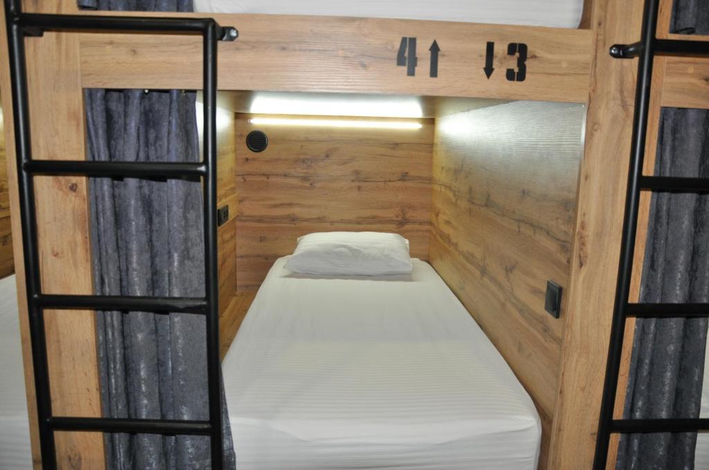 Postel nebo postele na pokoji v ubytování FULL HOUSE capsule hostel