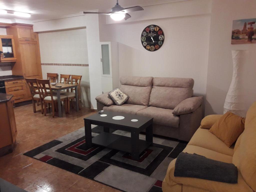 ログローニョにあるApartamento Logroñoのリビングルーム(ソファ、テーブル付)