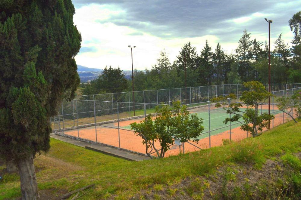 Tenis a/nebo squash v ubytování Quito Airport Suites Hotel nebo okolí