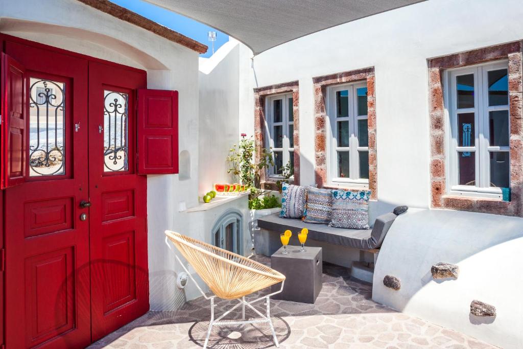 Habitación con puerta roja y banco en Sweet Nectar Villa with Hot Tub en Pyrgos