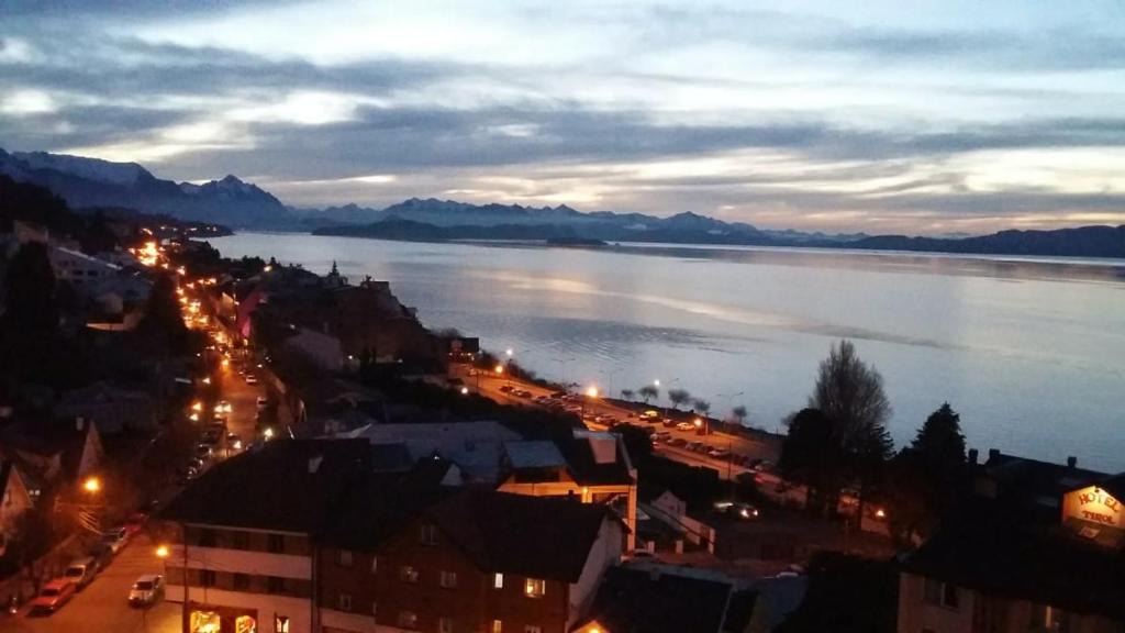 vistas a una ciudad con un gran cuerpo de agua en 620 Bariloche Suite Lago en San Carlos de Bariloche