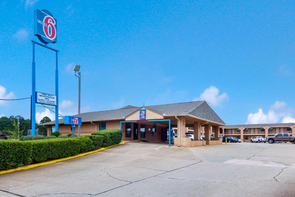 einen vorderen Blick auf ein Hotel mit einer Tankstelle in der Unterkunft Motel 6-Marshall, TX in Marshall