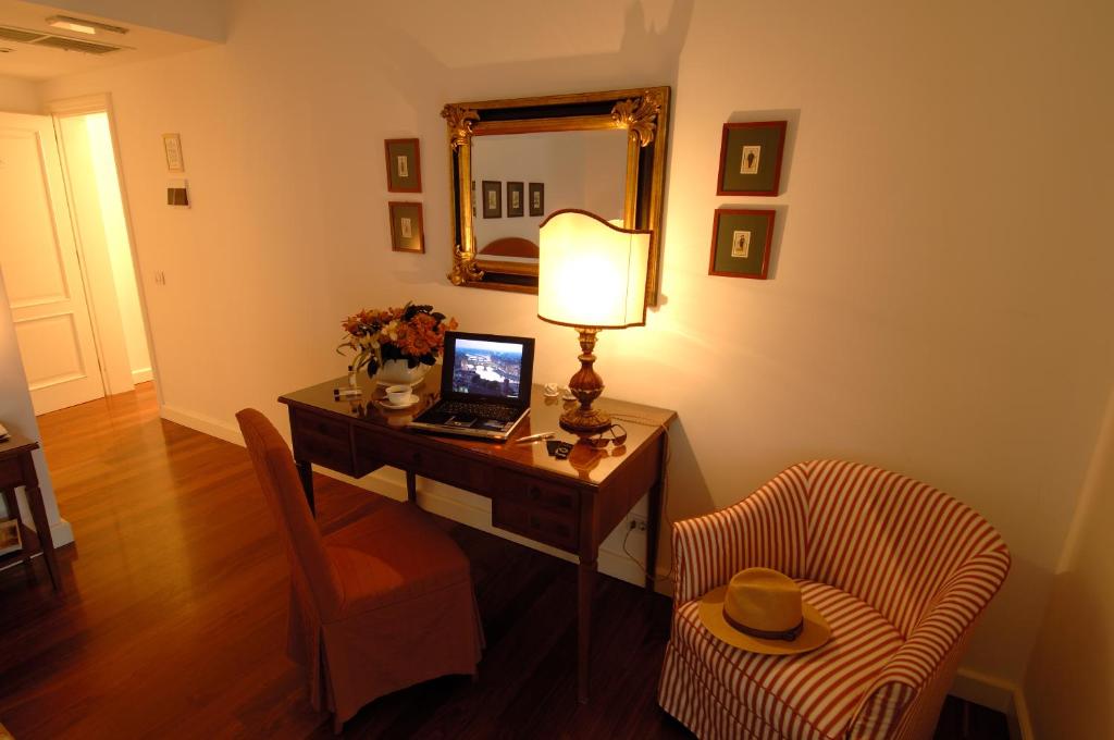 TV a/nebo společenská místnost v ubytování Marignolle Relais & Charme - Residenza d'Epoca