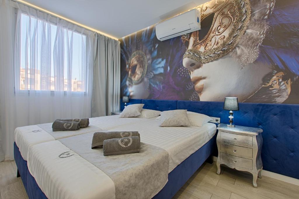 アデへにあるMA APARTMENTS - OCEAN GARDEN - PLAYA PARAISO - 2 Bedrooms, 2 Bathrooms, Big Terraceの壁に絵画が飾られた部屋のベッド2台