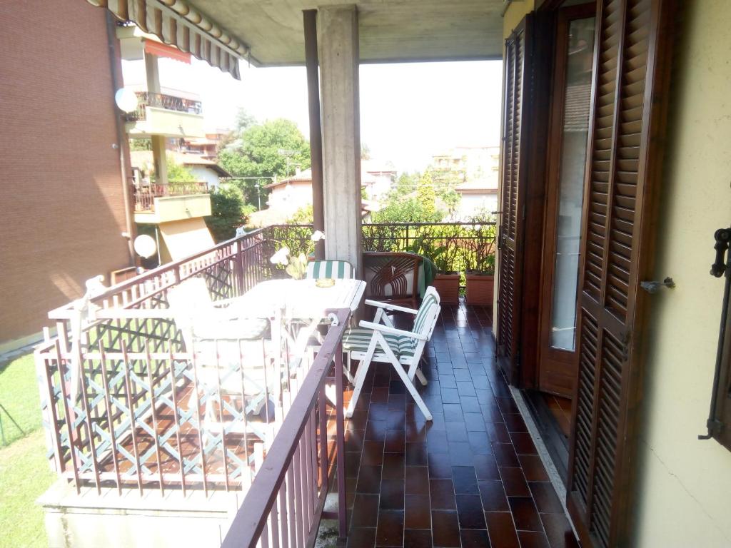 un balcone con tavolo e sedie di La Terrazza a Stresa
