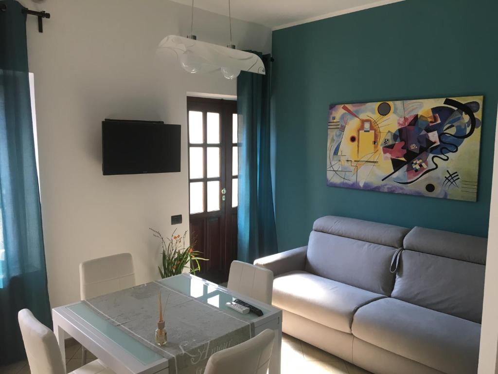 ein Wohnzimmer mit einem Sofa und einem Tisch in der Unterkunft appartamento - Casa la botola - in Alba