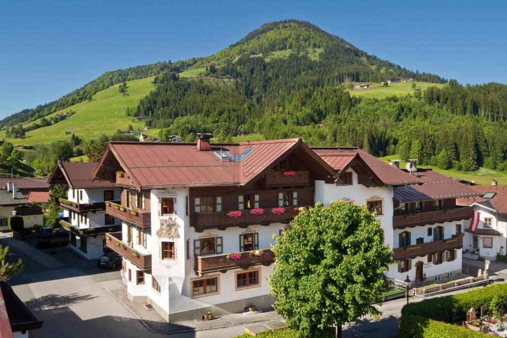Nespecifikovaný výhled na hory nebo výhled na hory při pohledu z hotelu