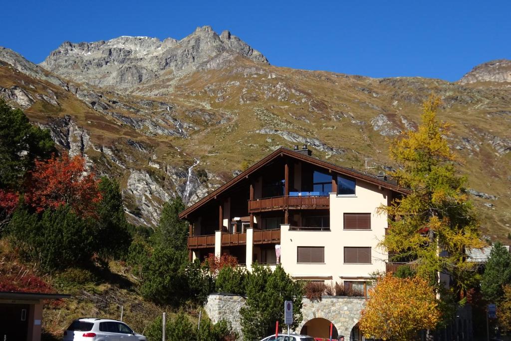 Vista generica sulle montagne o vista sulle montagne dall'interno dell'hotel