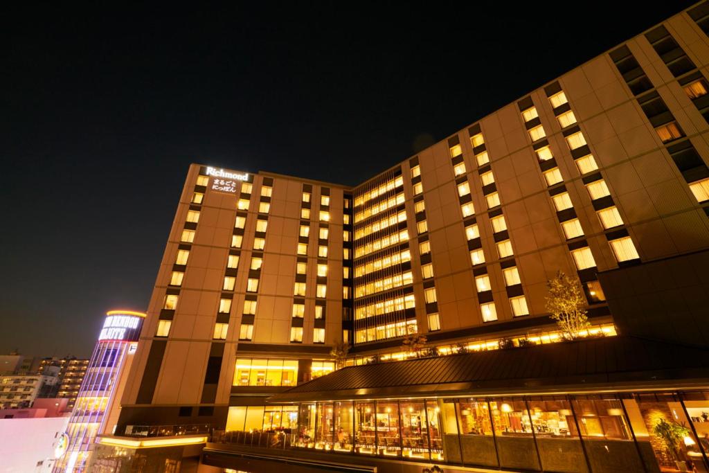 un gran edificio con luces encendidas por la noche en Richmond Hotel Premier Asakusa International en Tokio