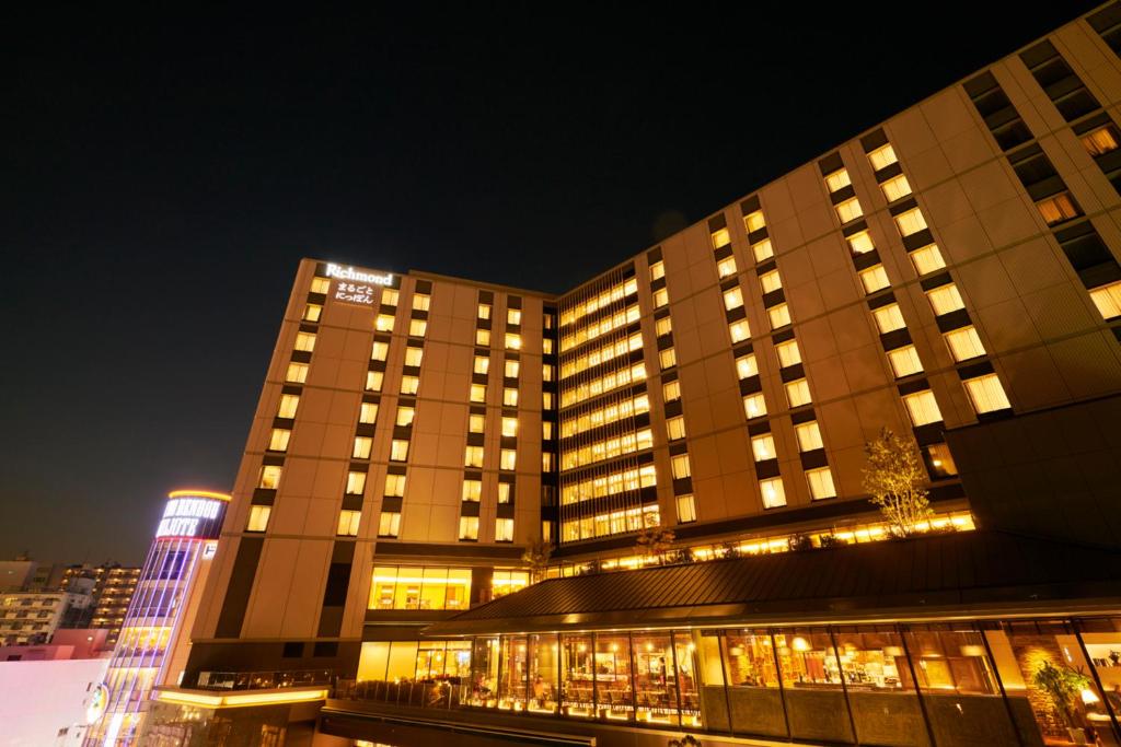 een groot gebouw met 's nachts verlichting bij Richmond Hotel Premier Asakusa International in Tokyo