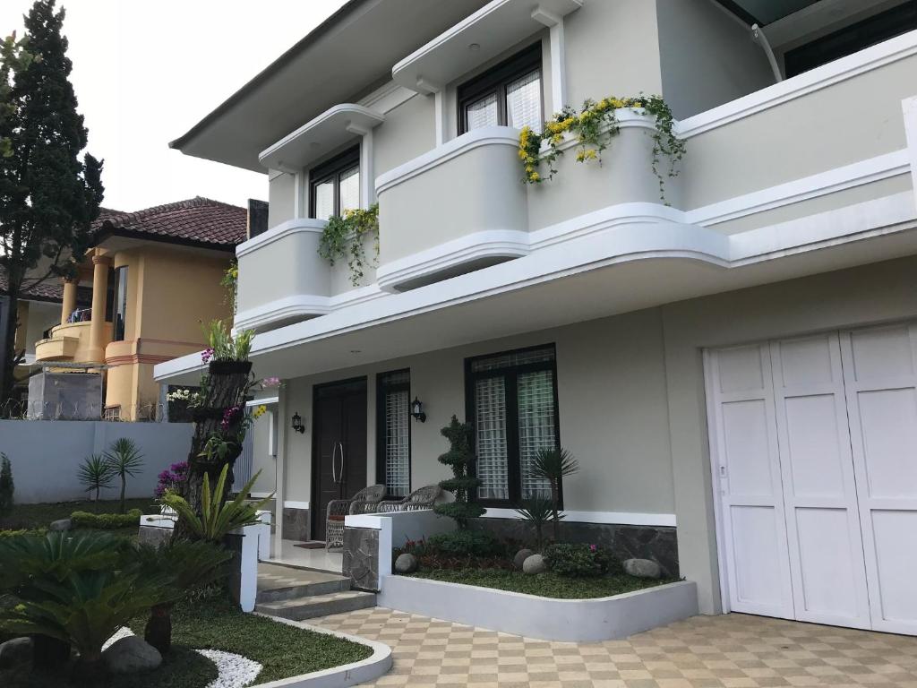 a white house with a white garage at Kensington Villa in Bongkor 1