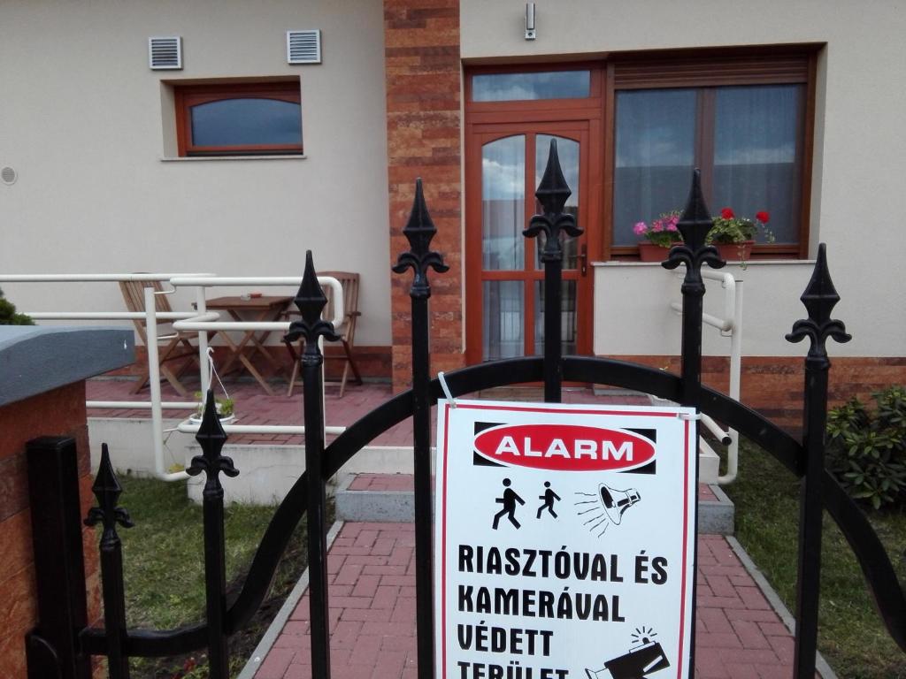 un cartel en una puerta delante de una casa en VIDOR Vendégház en Demjén