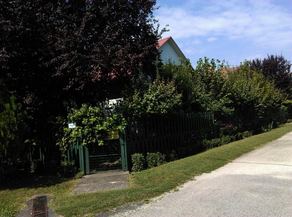 ザマールディにあるFesztivál Nyaralóházの庭付きの家の前の柵