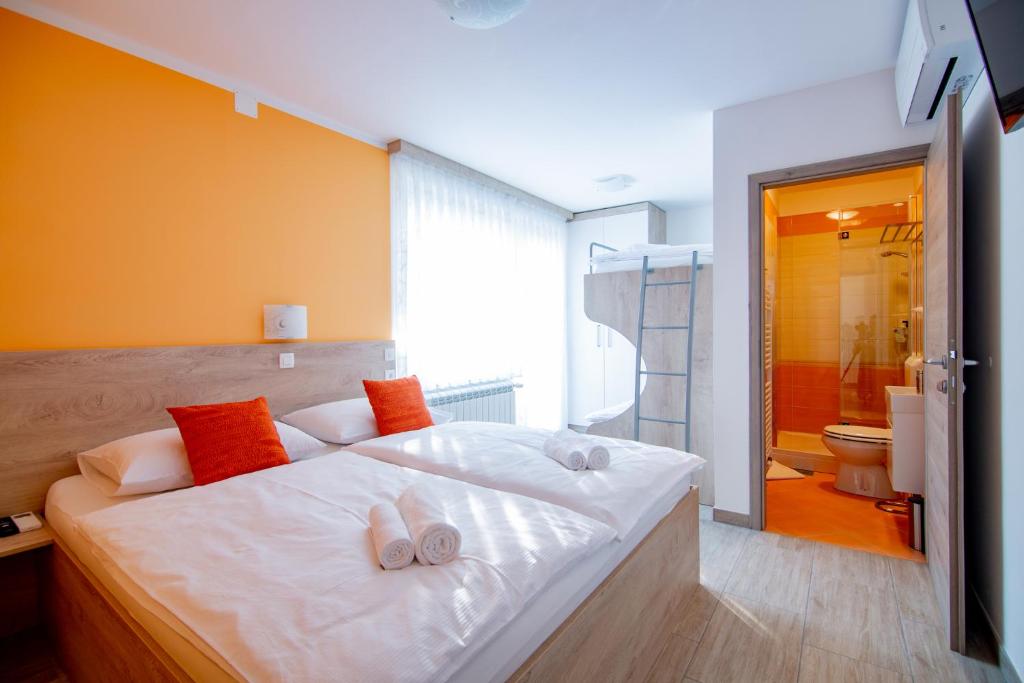 Postel nebo postele na pokoji v ubytování Rooms Šajina