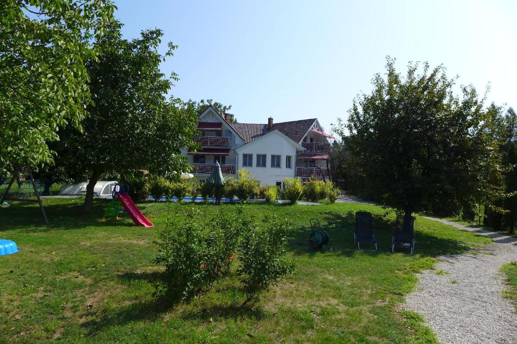 Vonkajšia záhrada v ubytovaní Villa Astoria