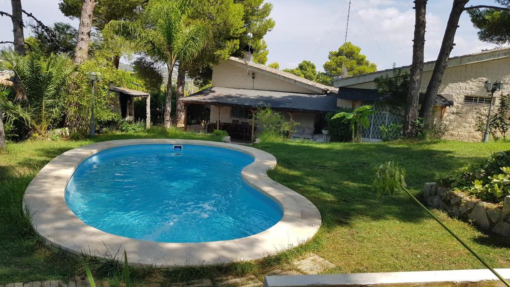 a swimming pool in the yard of a house at Casa Vacacional Altury Valencia in Turís