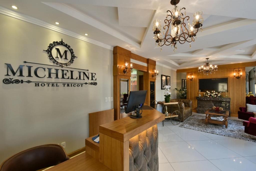 um átrio de um hotel de alta qualidade com um lustre em Micheline Hotel Tricot - ao lado da Rua Coberta em Gramado