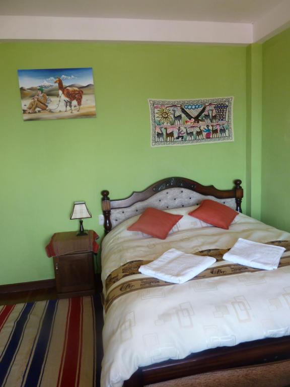 A bed or beds in a room at Hostal Puerto Yumani