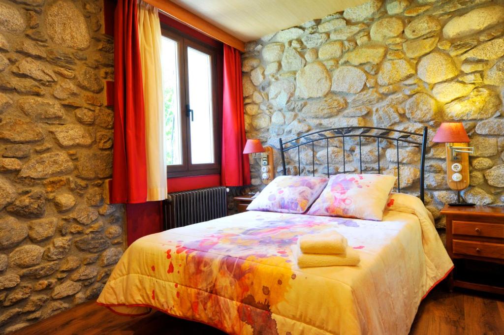 Postel nebo postele na pokoji v ubytování Hostal Vall D'Aneu by Arcas & Sambola