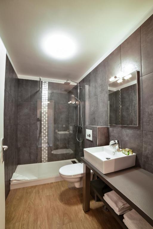 Ванная комната в Logis- Hôtel de la Baie de Wissant & Appartements