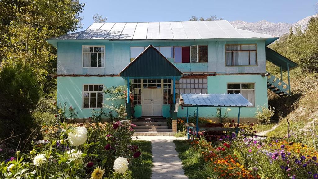 ein Haus mit Garten davor in der Unterkunft Friendship (guest house)* in Arslanbob