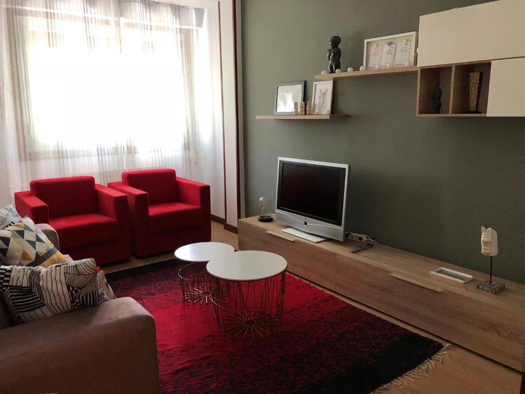 ログローニョにあるLa Campa 7.2のリビングルーム(ソファ、テレビ、テーブル付)