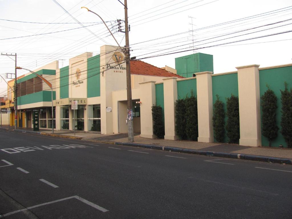 an empty street in front of a building at Perola Verde Hotel in Birigui